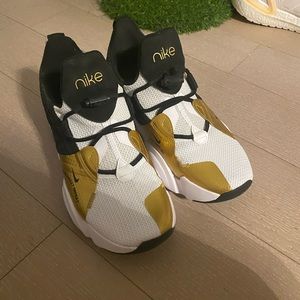 Nike SuperRep Groove Sneakers